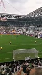 La Curva Sud della Juventus accoglie i giocatori