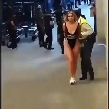 Kinsey Wolanski esce dal campo dopo l'invasione passando dal tunnel degli spogliatoi