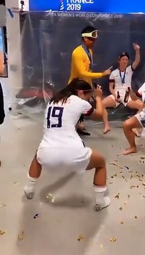 Mondiale femminine, la festa nello spogliatoio degli USA Ã¨ hot