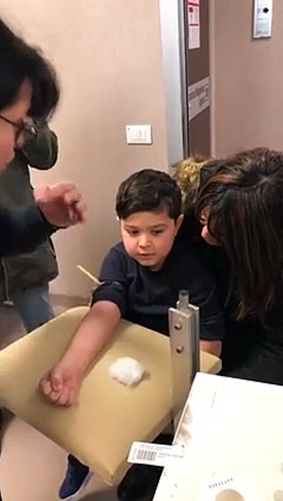 Bambino terrorizzato dal prelievo grida "Juve merda!"