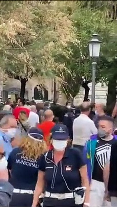 Vigili strattonano signora senza mascherina sul lungomare di Salerno