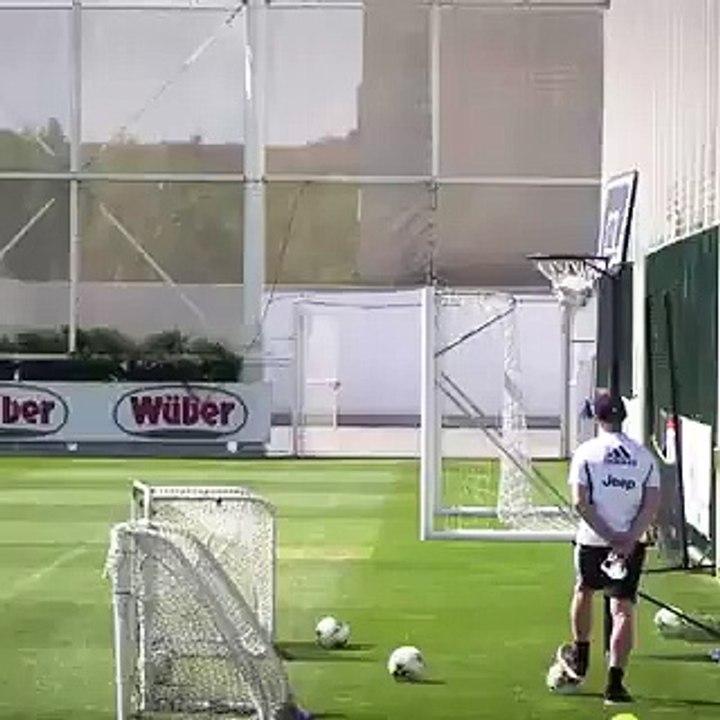 Juventus, magia di Cristiano Ronaldo in allenamento