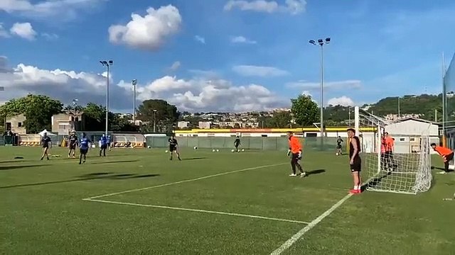 Pippo Inzaghi segna in allenamento ed esulta come ai vecchi tempi