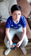 Il bambino chiede un taglio di capelli alla Ronaldo, ma il padre Ã¨ un barbiere subdolo