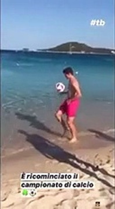 Melissa Satta, sexy calciatrice in spiaggia