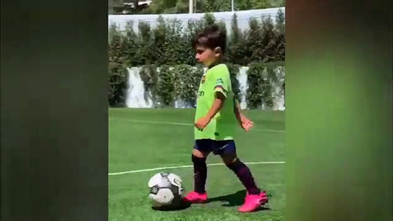 Mateo Messi imita il padre Leo, le movenze sono incredibilmente simili