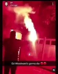 Tifosi del Manchester United lanciano fumogeni nella villa del vicepresidente Ed Woodward