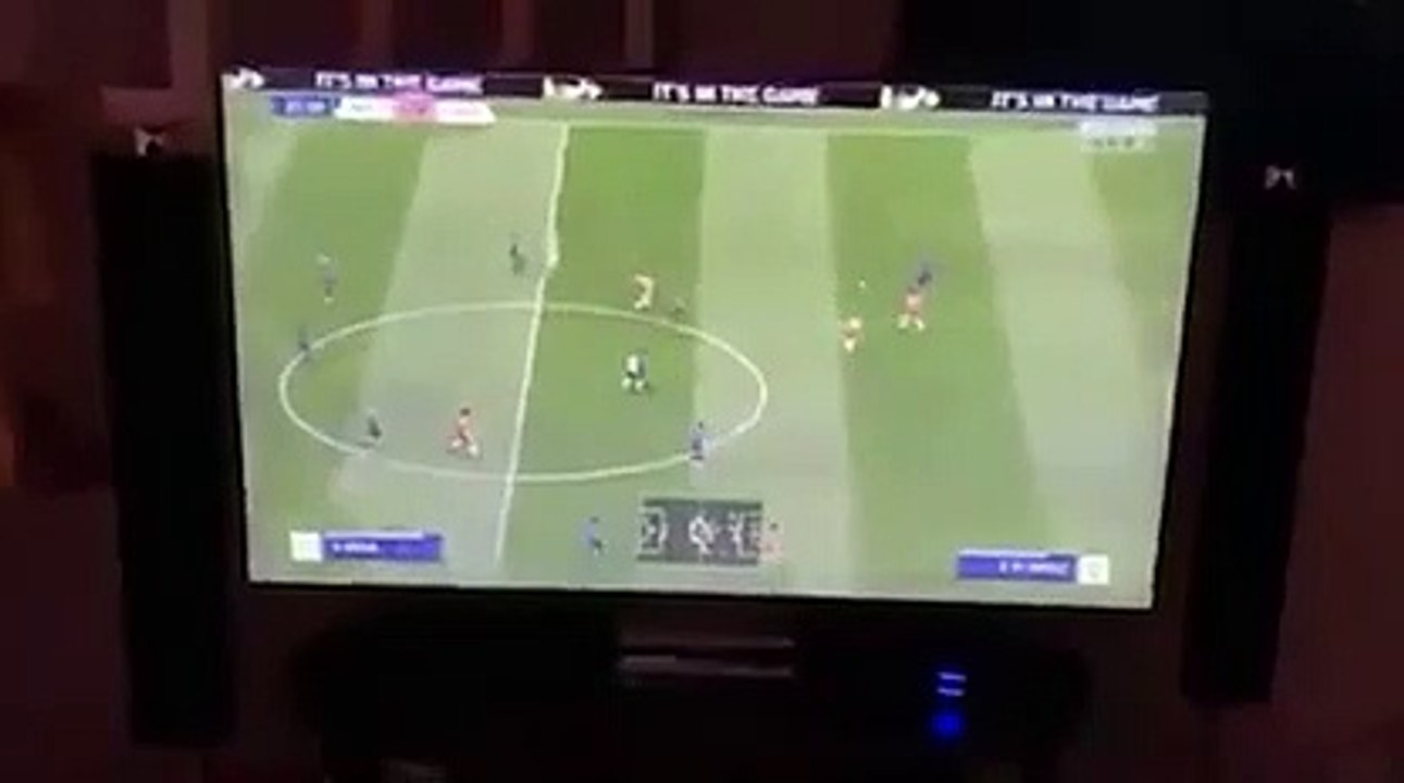 Il presidente dell'Almeria perde a Fifa e distrugge la tv