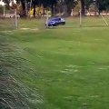 Maradona sfoggia un'auto con luci e sirene della polizia