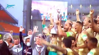 La Coppa vinta dallo Zenit scivola dalle mani di Ivanovic e finisce a terra
