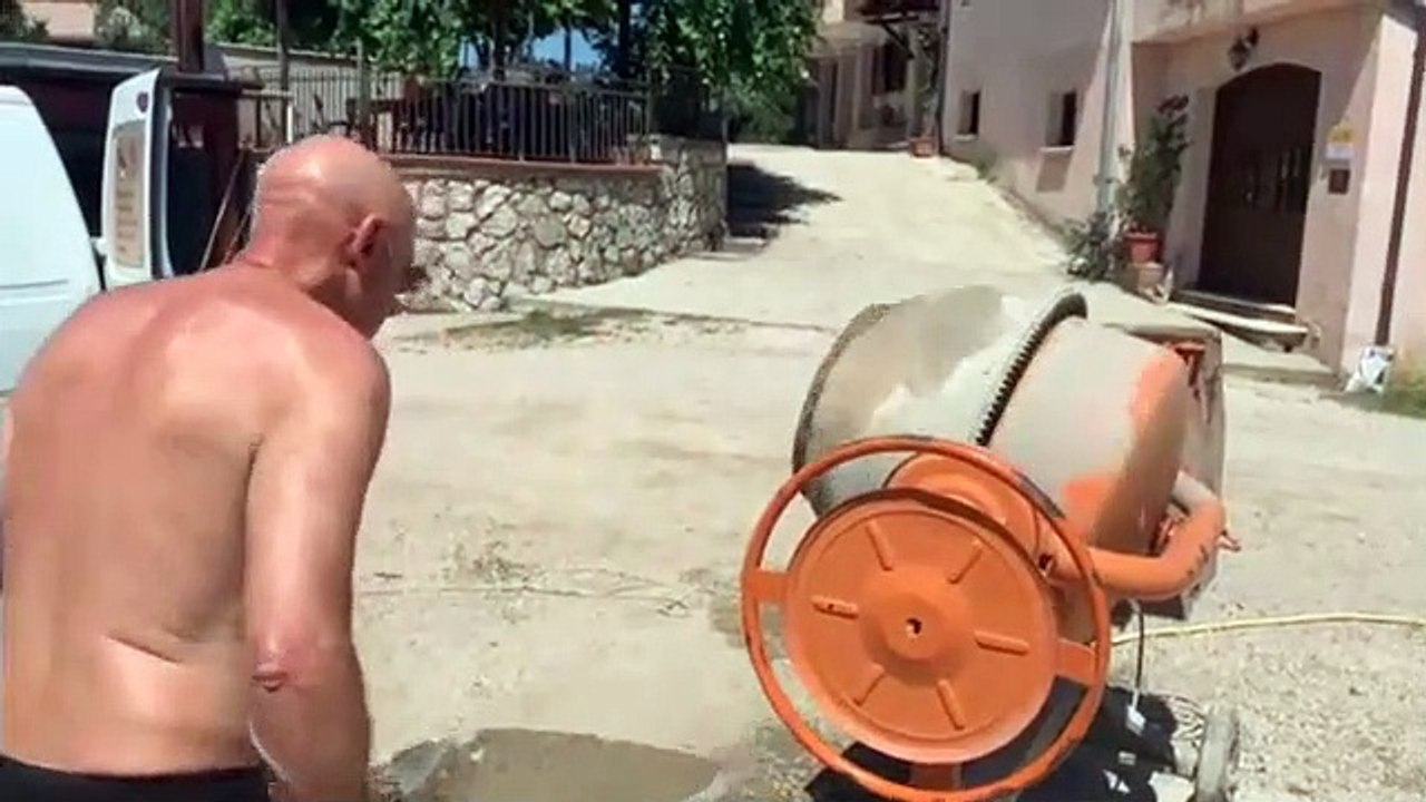 Ciccio Graziani versione muratore se la prende con i calciatori che si lamentano del caldo