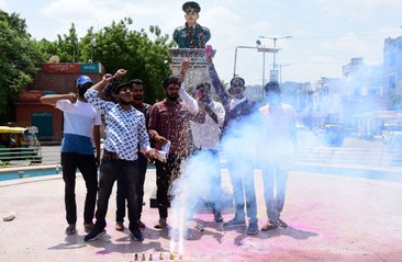 राफेल के भारत पंहुचने पर युवाओं ने की आतिशबाजी