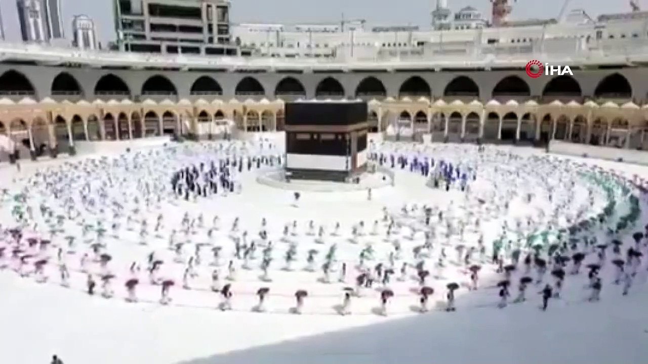 - Suudi Arabistan’da hacı adayları elektronik bileklikle takip ediliyor- Kabe’ye dokunmak yasaklanırken, sosyal mesafeye uygun şekilde tavaf yapılıyor