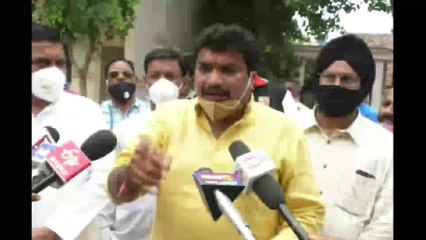 कलेक्टर मनीष सिंह को कांग्रेस विधायक ने कहा भाजपा नेता का पीए, बोले पैसे लेकर शोरूम खुलवा दिए