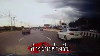นาทีช็อก ! กระบะเหยียบส่งไฟเหลือง เจอมอเตอร์ไซค์ตัดหน้าชนยับ
