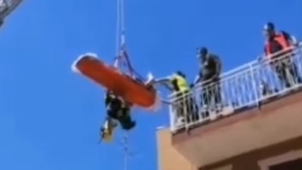 Tremestieri Etneo (CT) - Ragazzo obeso spostato con un'autogru a Canalicchio (29.07.20)