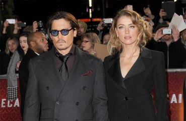 Amber Heard cai em prantos sobre 'detalhes traumáticos' de relacionamento com Johnny Depp