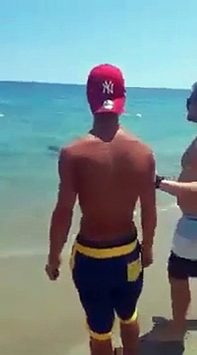 Calabria: le immagini dello squalo a pochi metri dalla riva