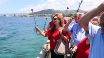Reggio Calabria: un fascio di garofani rossi viene lanciato in mare nel ricordo dei bambini che sono morti nel Mediterraneo