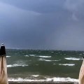 Maltempo al Sud, violentissima tempesta in arrivo sulla spiaggia: fuga dal litorale