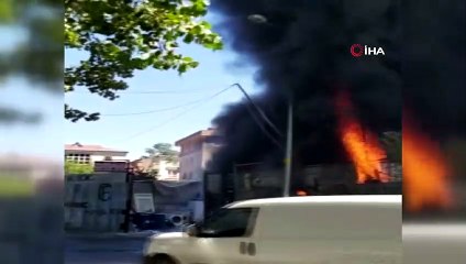 Ümraniye'de hurdalık alanda yangın kamerada
