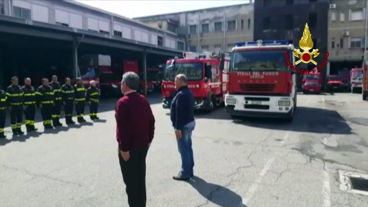 Il minuto di raccoglimento dei Vigili del Fuoco di Messina per omaggiare i colleghi caduti di Catania