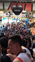Tifosi e giocatori uniti nell'ultimo abbraccio: cuore Viola a Reggio Calabria