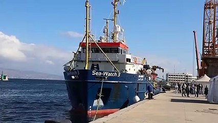 Скачать видео: Nave con 232 migranti arriva al porto di Reggio Calabria