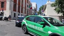 Reggio Calabria: le immagini degli 8 bracconieri arrestati che lasciano la caserma dei Carabinieri