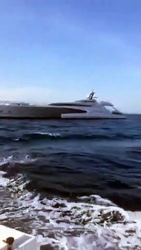 Reggio Calabria, spettacolare yacht di lusso ormeggiato nella rada Pentimele