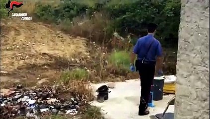 Le immagini della casa dove viveva la donna abbandonata dal marito in Calabria