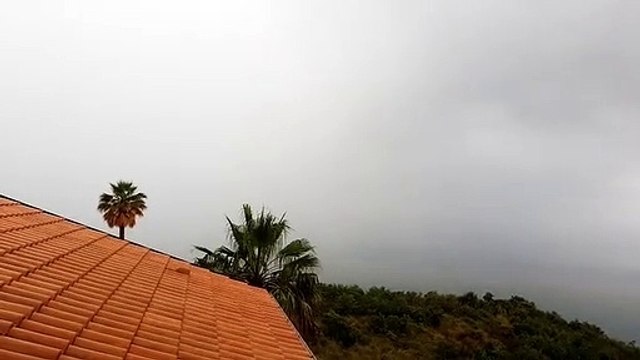 Maltempo in Calabria, tempesta di fulmini a Capo Vaticano
