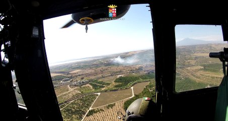 Le immagini della Marina Militare che interviene nelle operazioni anti incendio a Roccadia nel comune di Carlentini (SR)