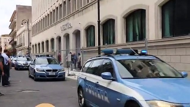 Reggio Calabria, maxi operazione Arma Cunctis : le immagini degli arrestati che lasciano la Questura