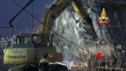 Tra le macerie del ponte Morandi