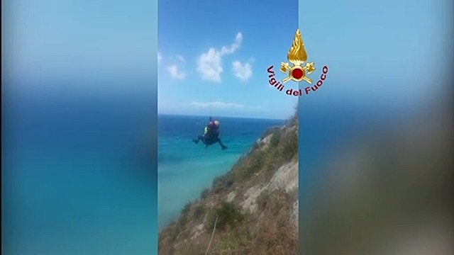 Messina: soccorse due persone bloccate nella scogliera di Patti, le immagini