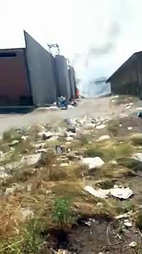 Reggio Calabria: le immagini dei rifiuti in fiamme a San Gregorio