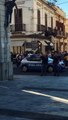 Reggio Calabria, le immagini dell'immigrato che si Ã¨ arrampicato su un palazzo di piazza Duomo per sfuggire alla Polizia