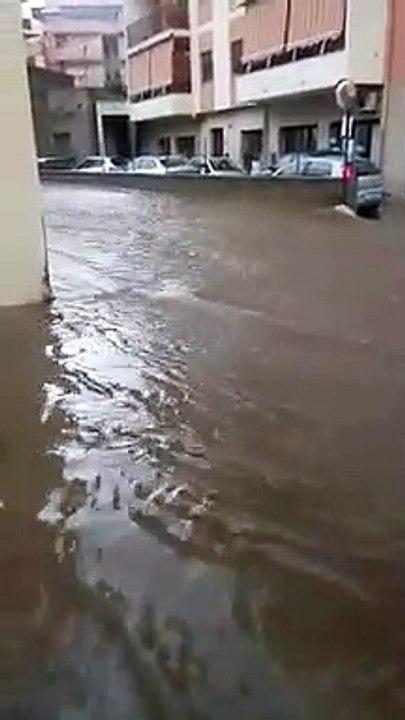 Maltempo, bomba d'acqua a Reggio Calabria: allagamenti, strade trasformate in fiumi in piena