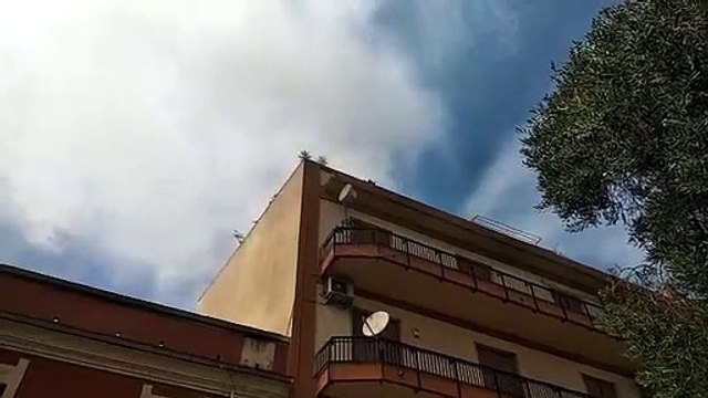 Reggio Calabria: le immagini dell'incendio della canna fumaria del locale Barbecue
