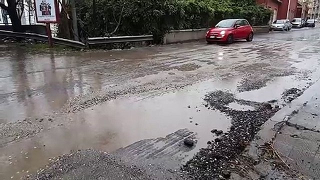 Reggio Calabria, l'autobus transita con difficoltÃ in una via Nazionale Pentimele ai limiti della praticabilitÃ 