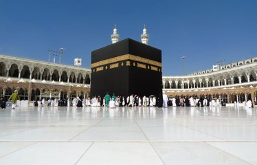 هل تساءلت يوماً عن سر برودة رخام الحرم المكي رغم ارتفاع الحرارة؟