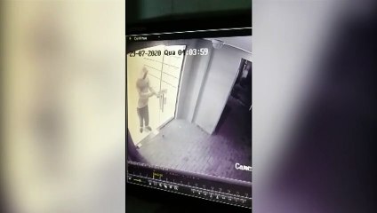 Câmara mostra homem invadindo prédio e levando capacetes