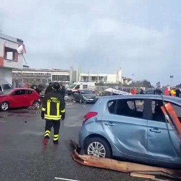 Crotone, il capannone Unieuro devastato dal tornado