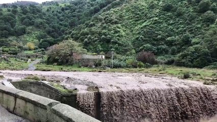 Descargar video: Maltempo a Reggio Calabria, la piena del torrente Valanidi: uomo isolato