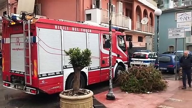 Sicilia, esonda il torrente Sirina: auto trascinata in spiaggia