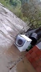 Tải video: Maltempo a Reggio Calabria, le immagini del torrente Valanidi in piena a Trunca: famiglie isolate