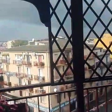 Crotone, il tornado che ha colpito la zona nord della cittÃ visto dal centro