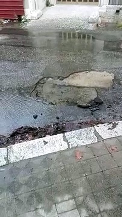 Reggio Calabria: le immagini di una grossa perdita d'acqua a Pellaro