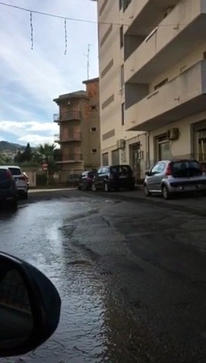 Reggio Calabria: copiosa perdita d'acqua a Pellaro, le immagini